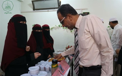 بحضور رئيس الجامعة قسم الانشطة بكلية البنات يقيم فعالية الطبق الخيري (2) (1)