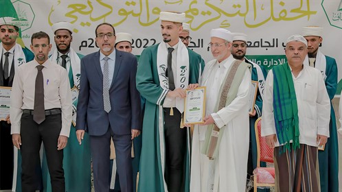 جامعة الأحقاف تحتفي بتخريج 54 طالبا من كليتي الإدارة والاقتصاد وهندسة علوم الحاسوب تحت مسمى دفعة رواد الأحقاف (7)