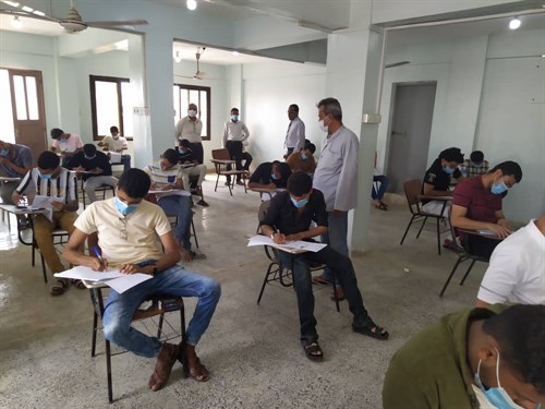 1 جامعة الأحقاف  الاختبارات مع الاجراءات الاحترازية لكوفيد19 كرونا