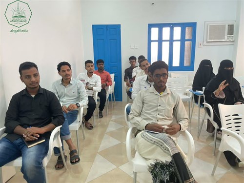 طلاب جامعة الاحقاف يشاركون بأمسية حقيبة خريج التي تنظمها مؤسسة الخريجين بالشراكة مع اكاديمية الخريجين (6)
