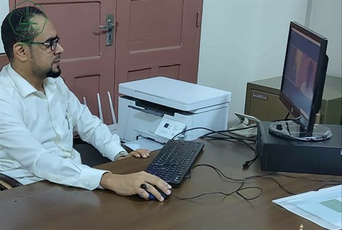 المؤتمر العلمي الدولي الأول حول الهجرة واللجوء في المنطقة العربية يكرم الباحث هاشم علوي مقيبل من جامعة الاحقاف بوسام المعرفة (3)