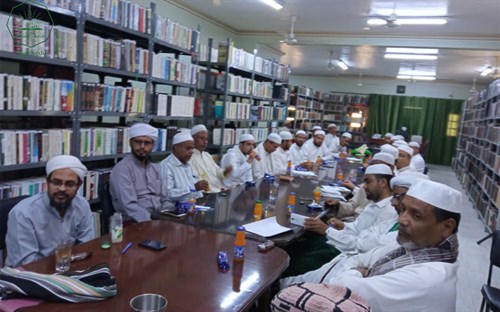 عميد كلية الشريعة والقانون يعقد اجتماعا بالهيئة التدريسية بالكلية (3)