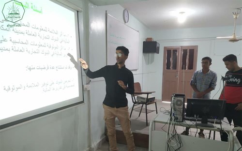 كلية الادارة والاقتصاد بجامعة الاحقاف تقيم مناقشة خطة البحث لمشاريع التخرج (2)