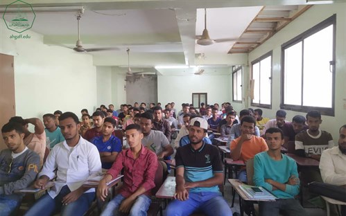 كلية الادارة والاقتصاد بجامعة الأحقاف تستقبل مؤسسة الصندوق الخيري للطلاب المتفوقين (5)