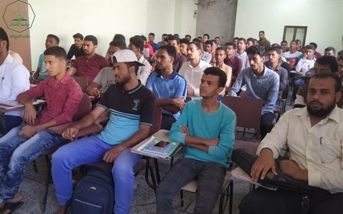 كلية الادارة والاقتصاد بجامعة الأحقاف تستقبل مؤسسة الصندوق الخيري للطلاب المتفوقين (6)