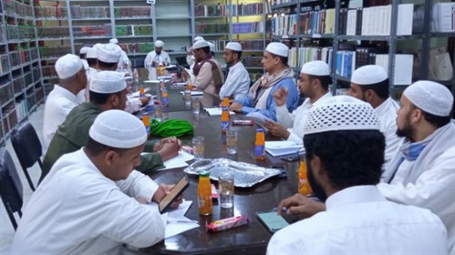 منتدى البحث العلمي بكلية الشريعة والقانون بجامعة الأحقاف يعقد جلسة بحثية بعنوان ( رواية الحديث بالمعنى وأثرها في الخلاف الفقهي).  (2) (1)