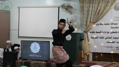 تحت شعار دفاعا عن لغة الضاد مركز تعليم اللغة العربية للناطقين بغيرها بالتعاون مع إدارة الأنشطة بالجامعة يقيمان احتفالية بمناسبة اليوم العالمي للغة العربية (8)