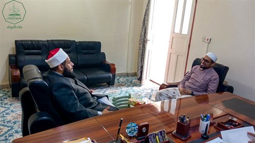 نائب رئيس جامعة الاحقاف يستقبل الشيخ الدكتور أحمد محمد السيد الشوبكي خريج الأزهر الشريف (2)