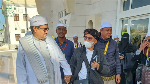 عميد كلية الشريعة والقانون جامعة الأحقاف يستقبل البروفيسور يحيى الحمزوري زين المعارف مدير معهد البهجة بإندونيسيا (3)