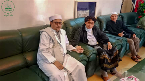 عميد كلية الشريعة والقانون جامعة الأحقاف يستقبل البروفيسور يحيى الحمزوري زين المعارف مدير معهد البهجة بإندونيسيا (4)