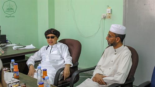 جامعة الأحقاف تستقبل البروفيسور يحيى الحمزوري زين المعارف مدير معهد البهجة بإندونيسيا (5)