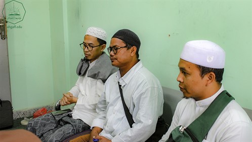 جامعة الأحقاف تستقبل البروفيسور يحيى الحمزوري زين المعارف مدير معهد البهجة بإندونيسيا (7)