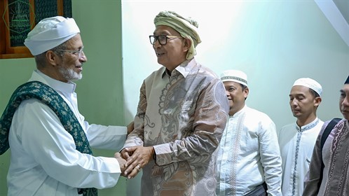 رئيس جامعة الأحقاف يلتقي بالسفير الاندونيسي لعمان واليمن محمد إرزان جوحان (2) (1)