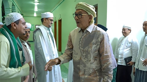 رئيس جامعة الأحقاف يلتقي بالسفير الاندونيسي لعمان واليمن محمد إرزان جوحان (4) (1)