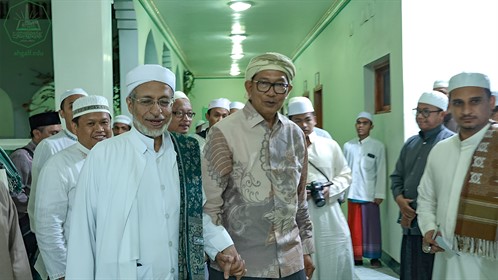 رئيس جامعة الأحقاف يلتقي بالسفير الاندونيسي لعمان واليمن محمد إرزان جوحان (5) (1)