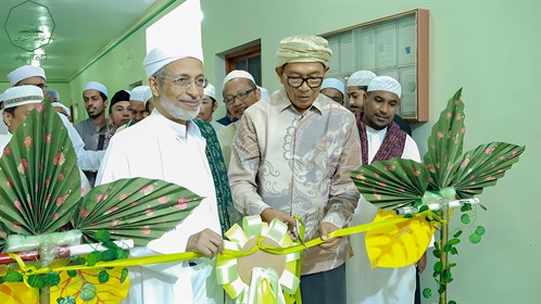 رئيس جامعة الأحقاف رفقة السفير الإندونيسي يفتتحان  مركز بحوث حضرموت بكلية الشريعة والقانون بتريم (2)