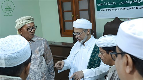 رئيس جامعة الأحقاف رفقة السفير الإندونيسي يفتتحان المحكمة التدريبية بكلية الشريعة والقانون  (5)