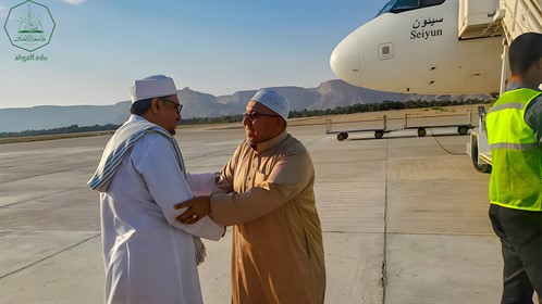 عميد كلية الشريعة والقانون يلتقي مدير مكتب جامعة الأحقاف بدولة إندونيسيا  (2)