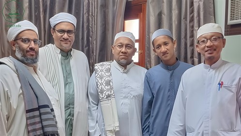 عميد كلية الشريعة والقانون يلتقي مدير مكتب جامعة الأحقاف بدولة إندونيسيا  (4)