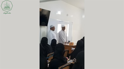 مدير مكتب جامعة الأحقاف بدولة إندونيسيا في زيارة لكلية البنات (5)