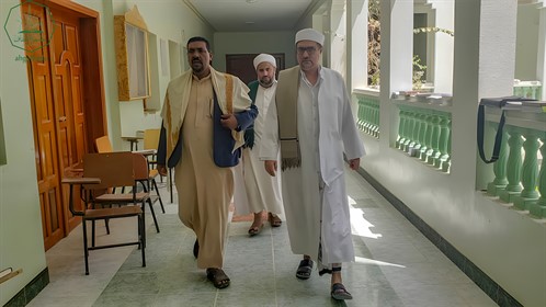 عميد كلية الشريعة والقانون جامعة الأحقاف يستقبل مدير عام مديرية تريم (2)