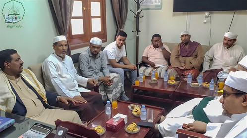 عميد كلية الشريعة والقانون جامعة الأحقاف يستقبل مدير عام مديرية تريم (5) (1)