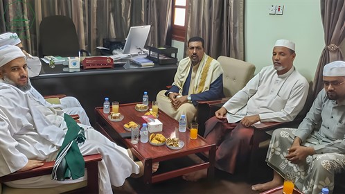 عميد كلية الشريعة والقانون جامعة الأحقاف يستقبل مدير عام مديرية تريم (7)