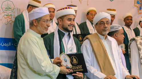 بحضور رئيس الجامعة كلية الشريعة والقانون بجامعة الأحقاف تحتفل بتخريج الدفعة الرابعة والعشرين من طلابها (4)