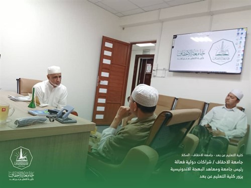 البروفيسور يحيى زين المعارف جمزوري مع السيد زين بن عقيل