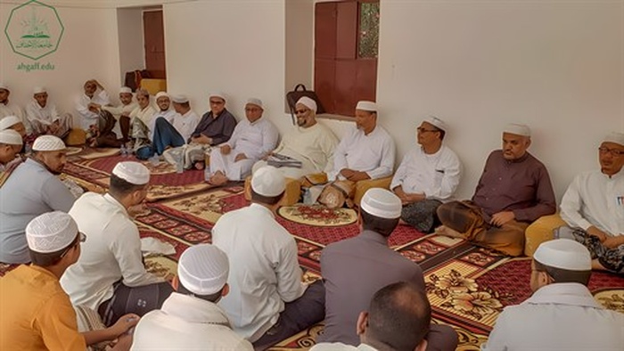 عميد كلية الشريعة والقانون يلتقي مدير مكتب جامعة الأحقاف بدولة إندونيسيا