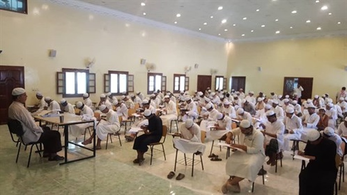 عميد كلية الشريعة والقانون ورئيس قسم التسجيل فيها يتفقدان سير الامتحانات النهائية بالكلية
