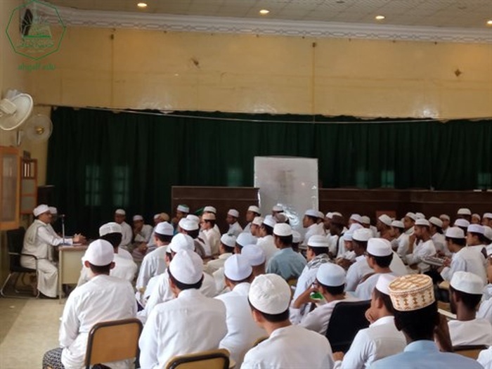 عميد كلية الشريعة والقانون ومدير التسجيل بها يتلقيان بالمستوى الاول والثاني بالكلية..