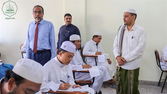 جامعة الأحقاف تدشن الإمتحانات الفصليه لطلاب المستوى الأول المجموعة الثانيه بكلية الشريعة و القانون