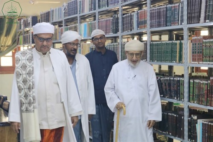 عميد كلية الشريعة والقانون جامعة الأحقاف يلتقي السيد محمد عمر عيديد بازرعة الشخصية العمانية المعروفة.