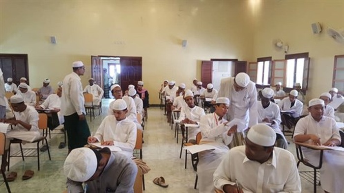 عميد كلية الشريعة والقانون ورئيس قسم التسجيل فيها يتفقدان سير الامتحانات النهائية بالكلية