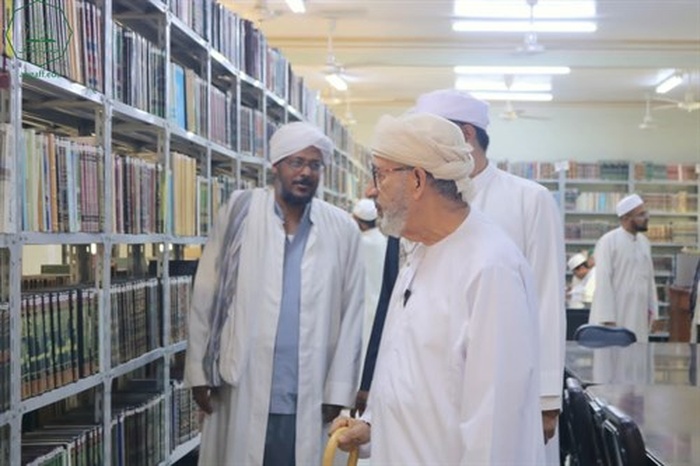 عميد كلية الشريعة والقانون جامعة الأحقاف يلتقي السيد محمد عمر عيديد بازرعة الشخصية العمانية المعروفة.