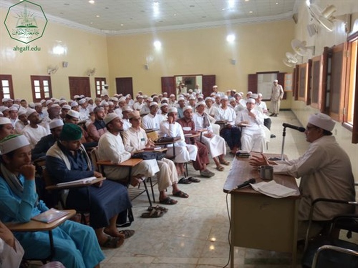 عميد كلية الشريعة والقانون ومدير التسجيل بها يتلقيان بالمستوى الاول والثاني بالكلية..