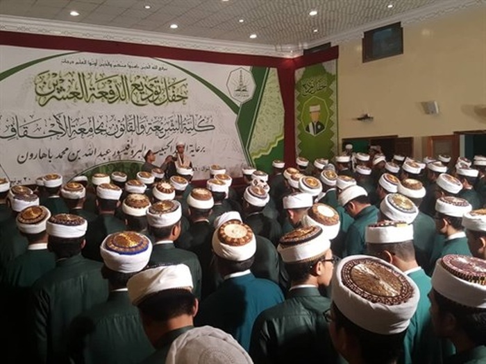 كلية الشريعة والقانون بجامعة الأحقاف تحتفي بتخريج ١٢٧ طالبا من طلابها بقسمي الشريعة والشريعة والقانون