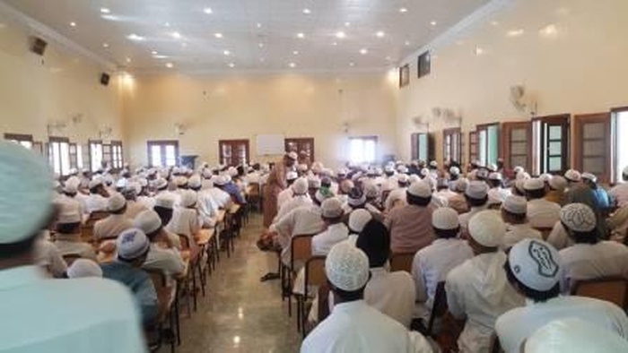 محاضرة عامة للطلاب بالقاعة الكبرى