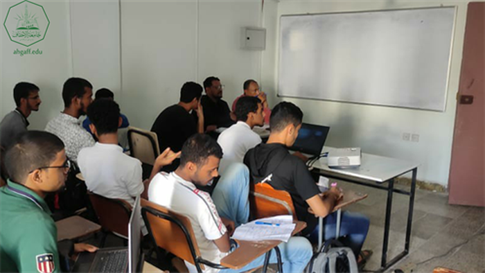 كلية هندسة وعلوم الحاسوب بجامعة الاحقاف تقيم الأسبوع الثاني من برنامج العروض التقديمية تحت اشراف