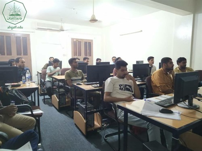 وحدة اللغة الإنجليزية بجامعة الأحقاف تقيم التقييم الشفهي الأول لطلاب كلية هندسة وعلوم الحاسوب