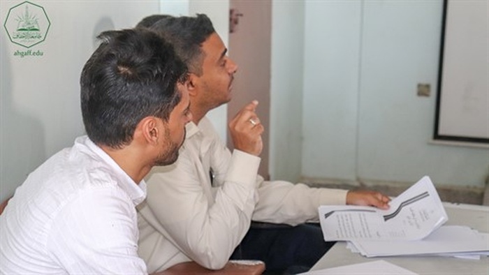 كلية الإدارة والإقتصاد بجامعة الاحقاف تقيم مناقشة خطة البحث لمشاريع التخرج للعام الجامعي 2023- 2024م