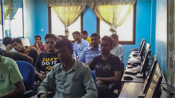 كلية الادارة والاقتصاد بجامعة الاحقاف تقيم مناقشة خطة البحث لمشاريع التخرج