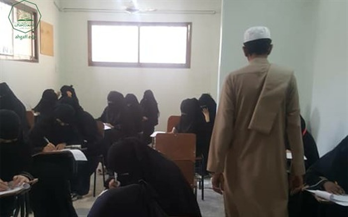 كلية البنات بجامعة الأحقاف تدشن امتحانات الفصل الدراسي الأول للعام الجامعي 2021-2022م