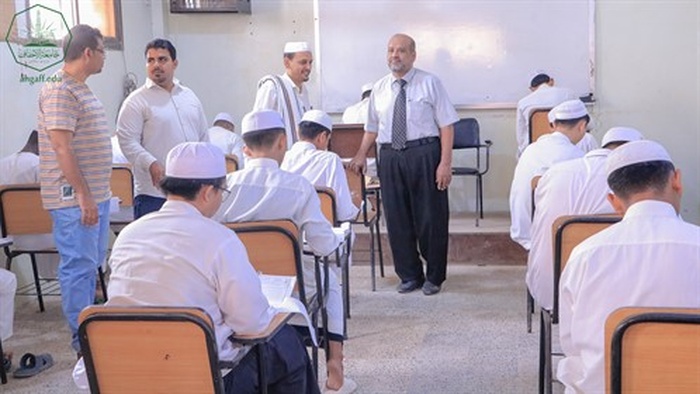 جامعة الأحقاف تدشّن الامتحانات النهائية للفصل الدراسي الثاني بكلية الشريعة والقانون بالمكلا