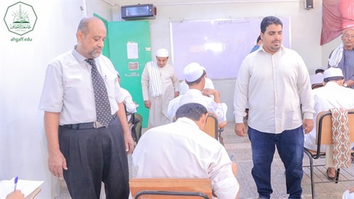 جامعة الأحقاف تدشّن الامتحانات النهائية للفصل الدراسي الثاني بكلية الشريعة والقانون بالمكلا