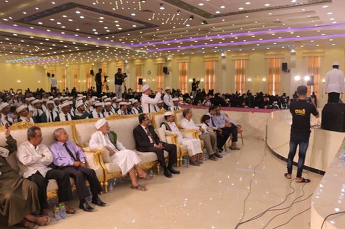 تحت شعار خريجوا اليوم قادة الغد جامعة الاحقاف تحتفل بتخريج 98 خريجا وخريجة من مختلف تخصصات الجامعة.