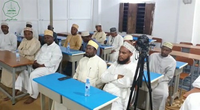 مدير مكتب شؤون الوافدين ورئيس وحدة شؤون الخريجين بجامعة الأحقاف يعقدون لقاء بخريجي الجامعة