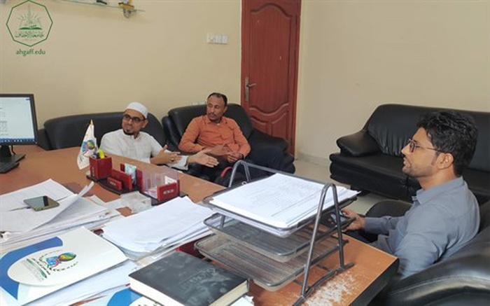وحدة شؤون الخريجين بجامعة الاحقاف في زيارة لمؤسسة الصندوق الخيري للطلاب المتفوقين