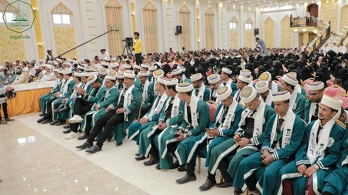 جامعة الأحقاف تحتفي بتخريج 54 طالبا من كليتي الإدارة والاقتصاد وهندسة علوم الحاسوب